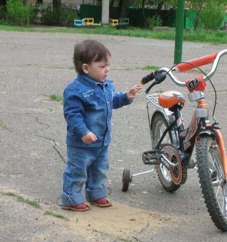 Алие 1 год. Пошла дружить с большим мальчиком, потом что велосипед. "МАМА, Я ШАМА! и пошла..."