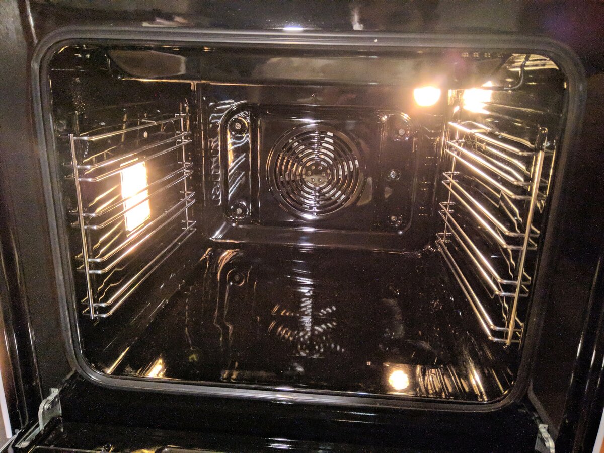 Проблемы с духовкой могут быть вызваны как механическими повреждениями, так и проблемами в блоке управления или электрике.