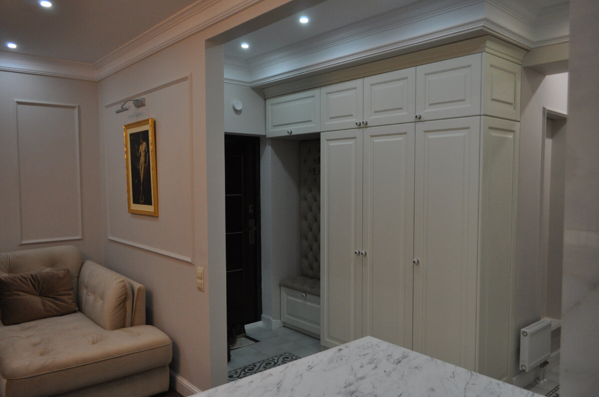 Велюровая обивка прихожей