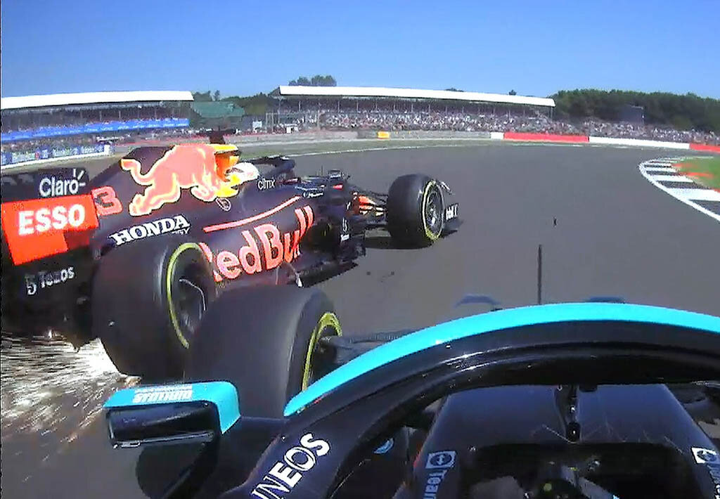 "А, горишь, бубновый!". Столкновение Хэмилтона и Ферстаппена в Великобритании, изображение взято из открытых источников