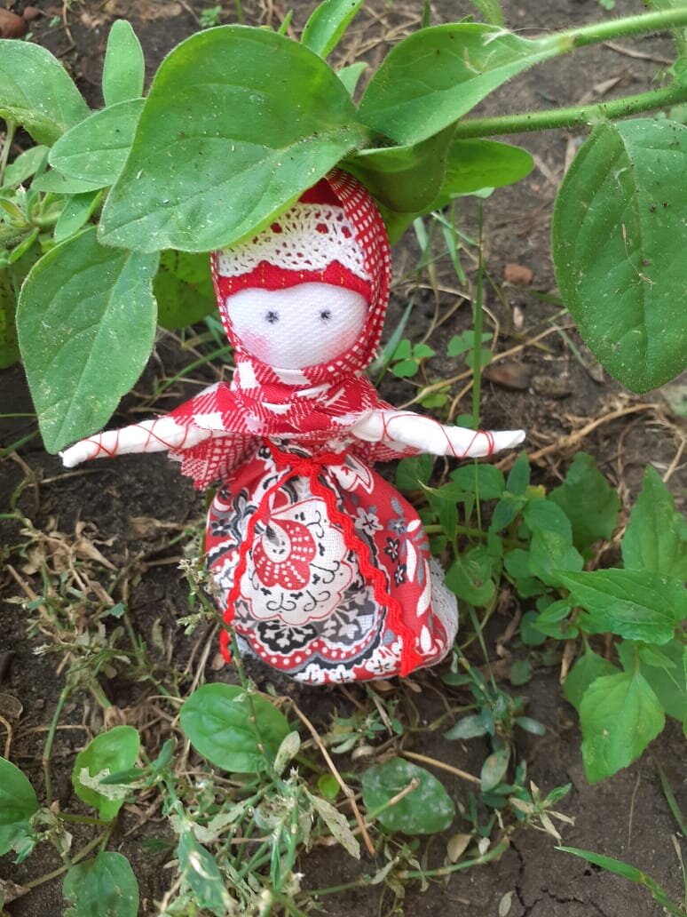 Покосницу наряжали ярко, расцветки подбирали чаще всего красные и белые. Руки куклы специально перевязаны красной нитью крест-накрест. 