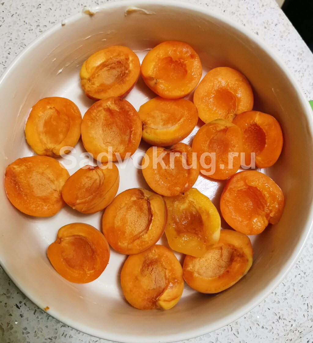 Выкладываем половинки абрикос
