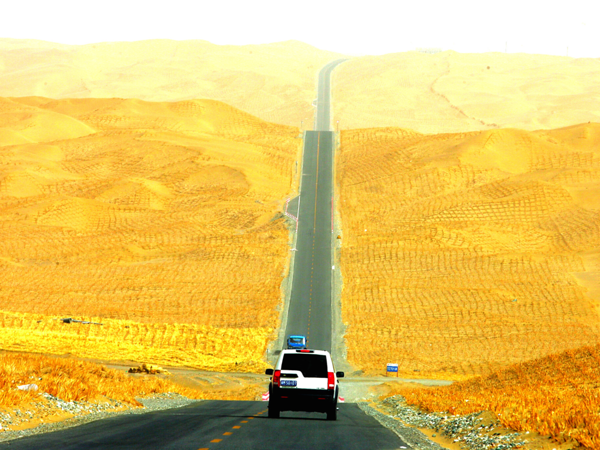 Дорога была проложена через. Пустыня Такла Макан дорога. Шоссе через пустыню Такла-Макан. Таримское шоссе. Дорога через пустыню Такла-Макан в Китае.