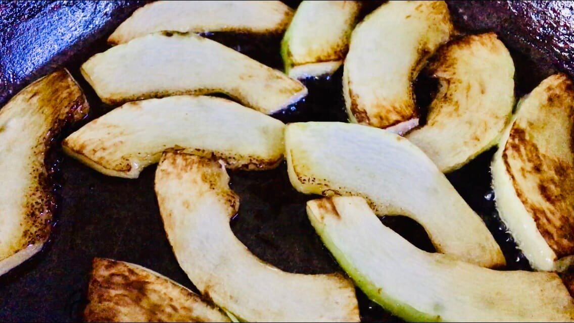 Жарим кабачки.