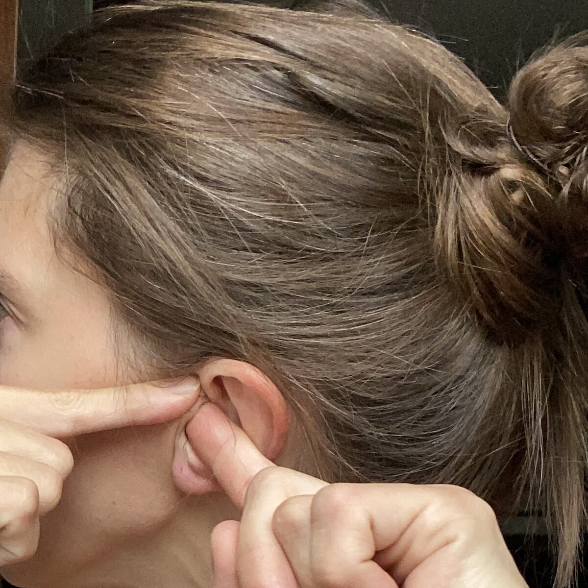 Один палец вставляем неглубоко в слуховой проход, другим — проминаем снаружи. 