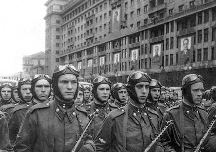 Советские десантники на параде в Москве: на десантные комбинезоны нашиты  малиновые погоны и петлицы, на рукавах знак ВДВ