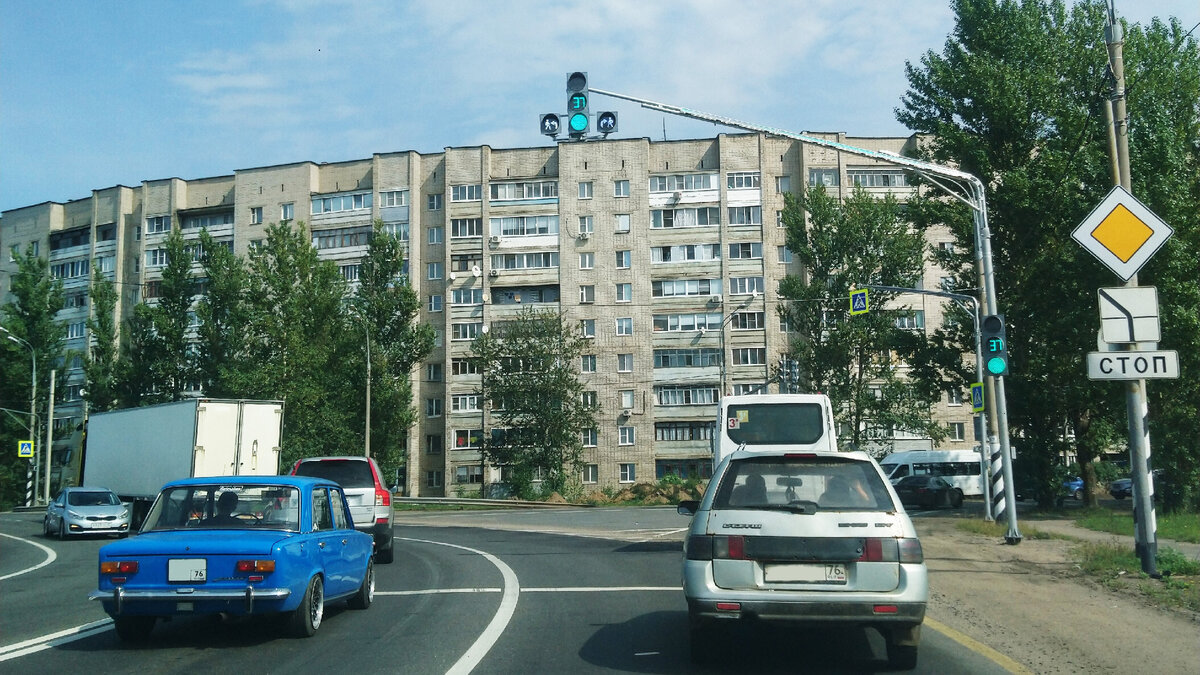 Белый человечек» на светофоре рекомендует пропустить пешеходов при повороте  налево. Что вы будете делать? | Путешествия за рулём и пешком | Дзен