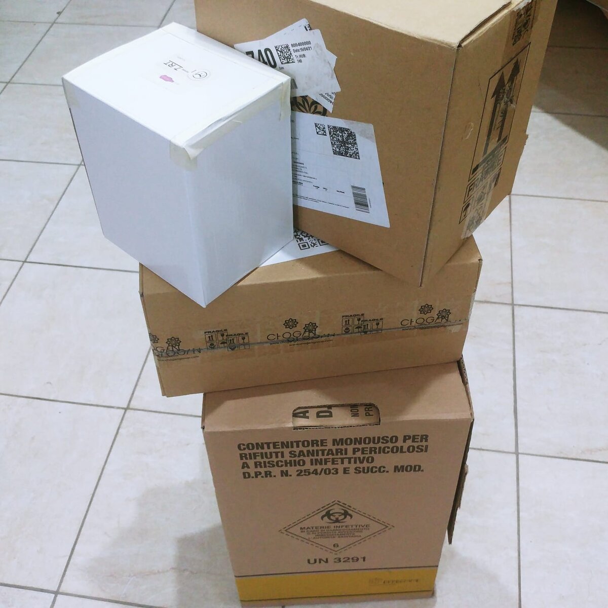 Фото автора. Чужие посылки на пороге нашего дома. Листайте вправо.