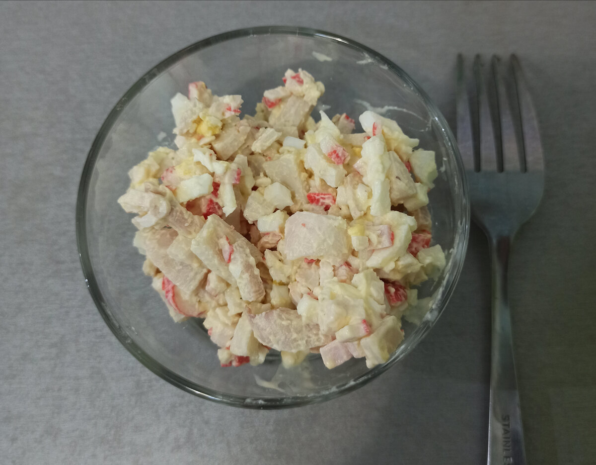 Кальмар, крабовые палочки, яйцо 