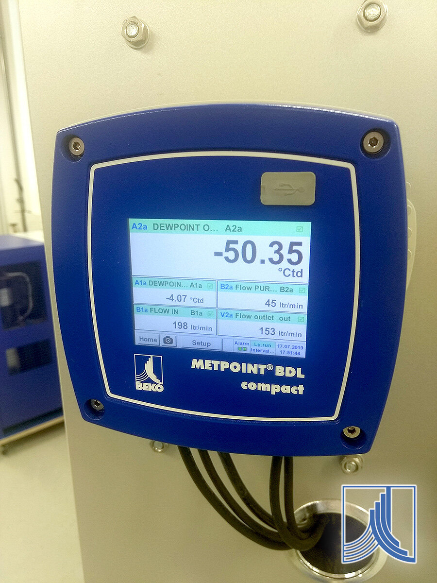 Прибор для измерения точки росы сжатого воздуха в реальном времени - METPOINT DPM Stationary. Часть системы контроля параментов сжатого воздуха METPOINT BDL Compact. Фото из шоурума компании BEKO Technologies GmBH в г. Нойс, Германия.
