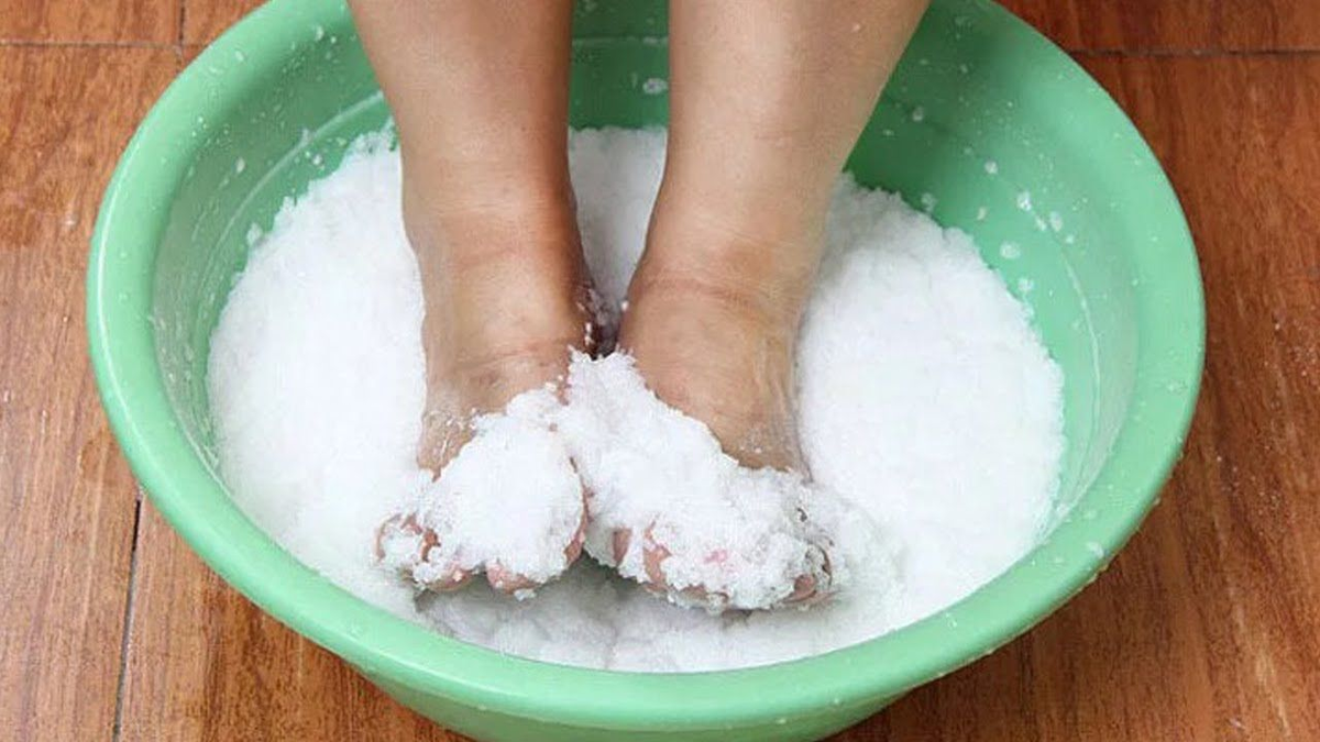 Тесто погрузить воду. Соляные ванночки для ног.