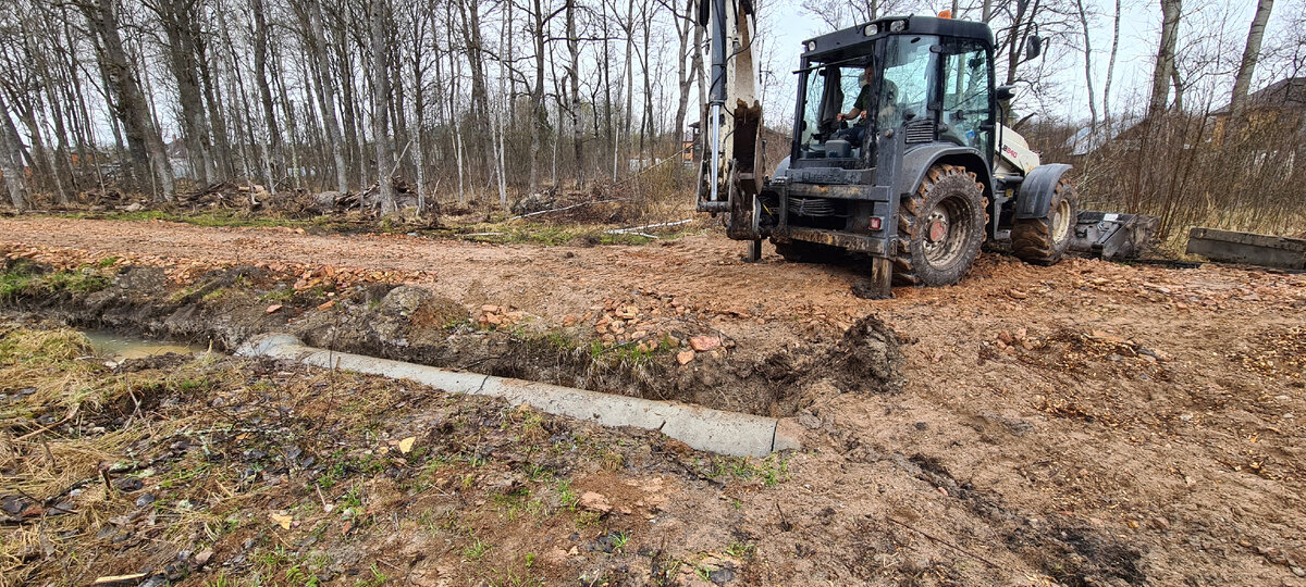 укладка железобетонной трубы в канаву