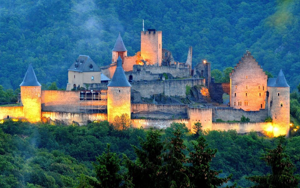 Семерки замка. Замок Вианден Люксембург. Буршайд (замок, Люксембург). Долина семи замков в Люксембурге. Замок Берг Люксембург.