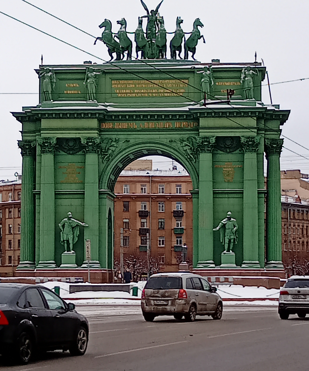 Наша любимая пиццерия находится недалеко от этих потрясающе красивых ворот потрясающе красивого города /Фотография сделана мной сегодня после завтрака в пиццерии 🍕/