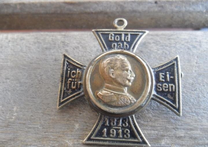 Так же встречается вот такой патриотический крест с надписью "Золото отдал я за железо" 1813-1913.