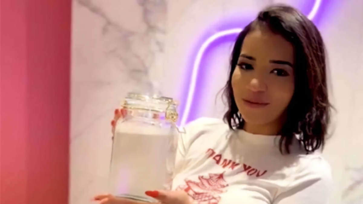 Руби Никара с банкой воды для ванны из своего ролика