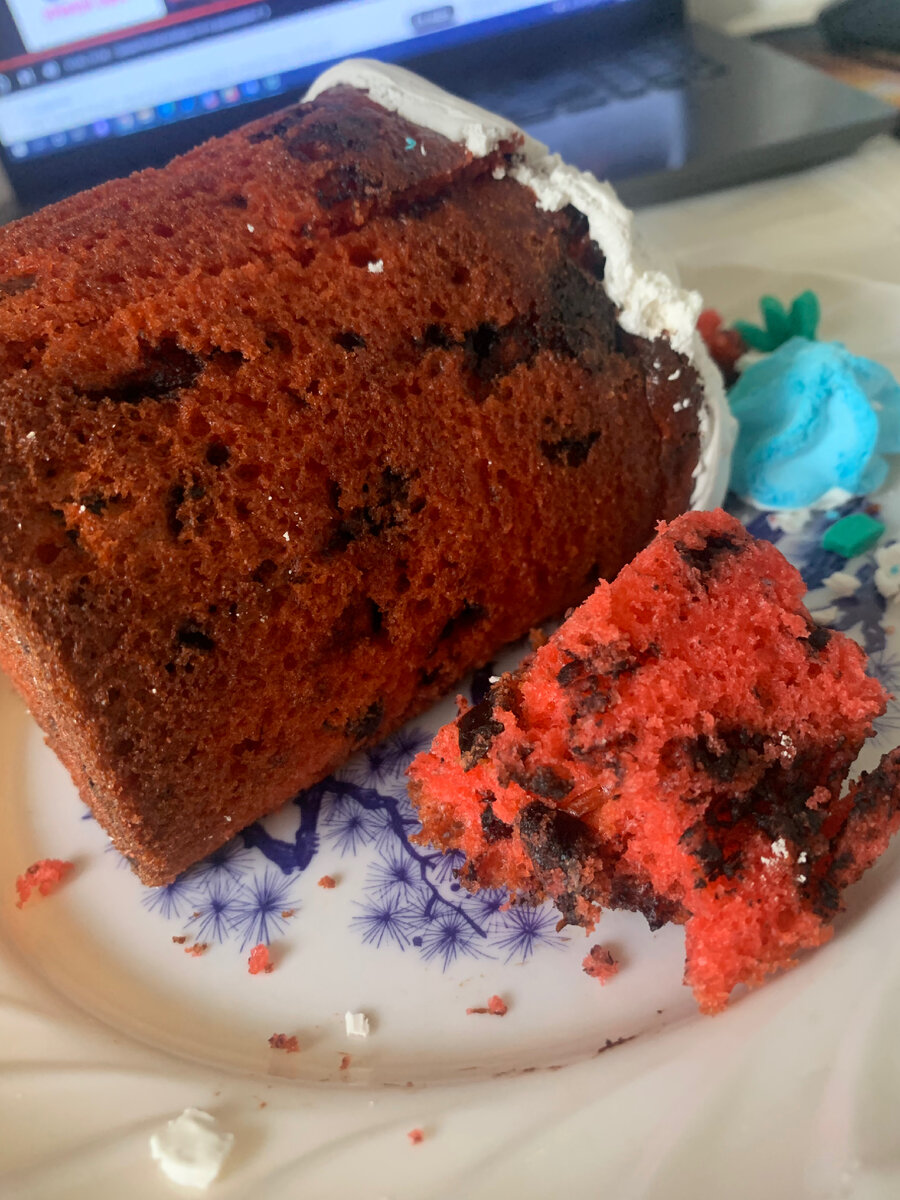 Очень вкусный, типа красный бархат)