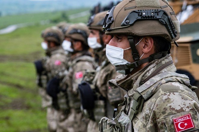 Последнее время на Западе все чаще звучит вопрос, не стоит ли исключить Турцию из НАТО, если она столь жестко ставит свои условия для приема новых членов — Финляндии и Швеции. Но похоже, что подобные вопросы так и останутся риторическими. Почему Турцию никто не исключит из Альянса, а сама она оттуда тоже выходить не станет, разбирался NEWS.ru.

Как написал турецкий аналитик Дженгиз Чандар в своей статье в Al-Monitor, «сопротивление Турции вступлению Швеции и Финляндии в НАТО создало ей образ российского троянского коня в НАТО и „вредителя“ в глазах большей части западного мира». В связи с этим, по его мнению, позиция президента Эрдогана может вызвать дебаты по поводу членства Турции в НАТО. Об этом, в частности, ранее уже писал Wall Street Journal:

По причинам политическим, местническим и не имеющим отношения к решению [о присоединении Швеции и Финляндии к НАТО], президент Реджеп Тайип Эрдоган занял жесткую позицию в своих усилиях по отказу в приеме потенциальных членов. Это должно поднять вопрос о том, входит ли Турция под руководством г-на Эрдогана в Альянс, — говорится в статье от 18 мая в WSJ.

Эта же статья завершилась новым предложением — исключить из Альянса саму Турцию:

