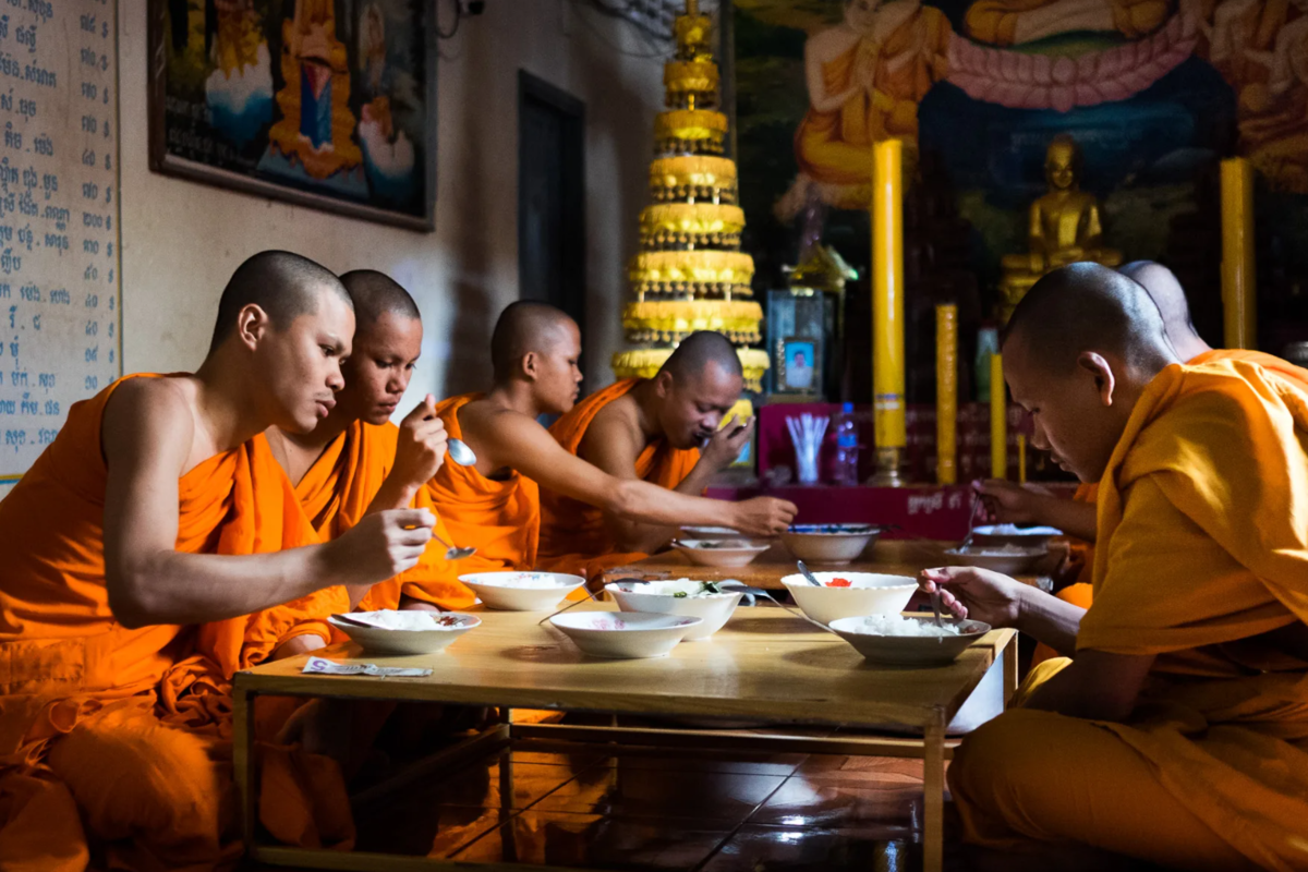 Буддийская кухня. Буддийский монах. Еда буддистов. Пища буддийских монахов. Монахи едят мясо