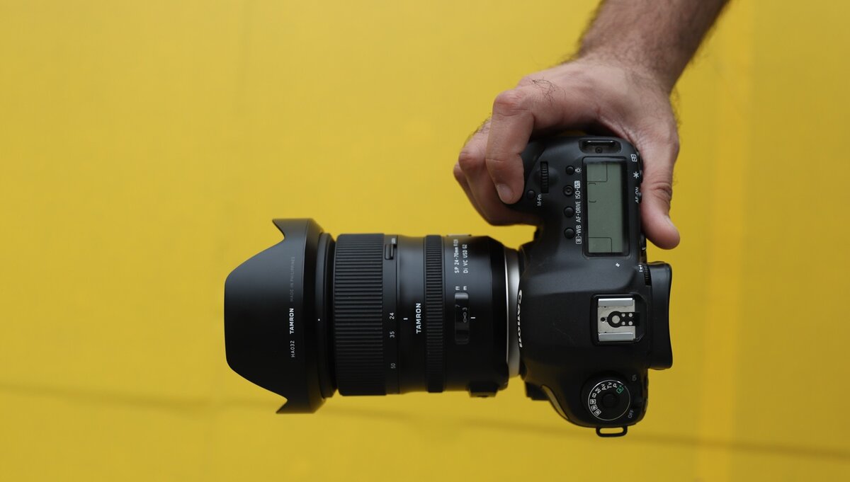    Tamron AF SP 24-70mm F/2.8 в комбинации с профессиональным фотоаппаратом. Источник: digital-photography-school.com