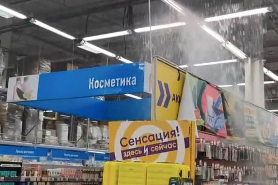     Дождь затопил супермаркет в Петербурге 8 августа  принтскрин видео.