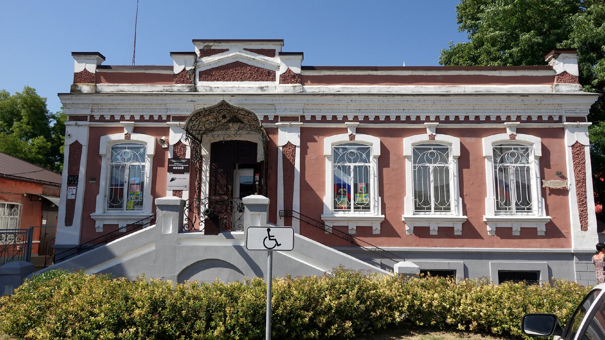 Славянский историко-краеведческий музей. Ул. Дзержинского, 255. Бывший частный дом офицера Попова. Начало XX века 