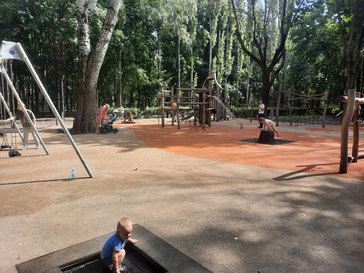 На детской площадке