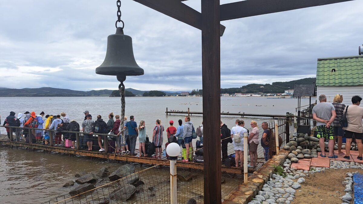     Сперва местных жителей и туристов вывозят из Андреевки в Зарубино, а затем садят на военные корабли. После людей доставят во Владивосток — всего на эвакуацию уделили три дня.