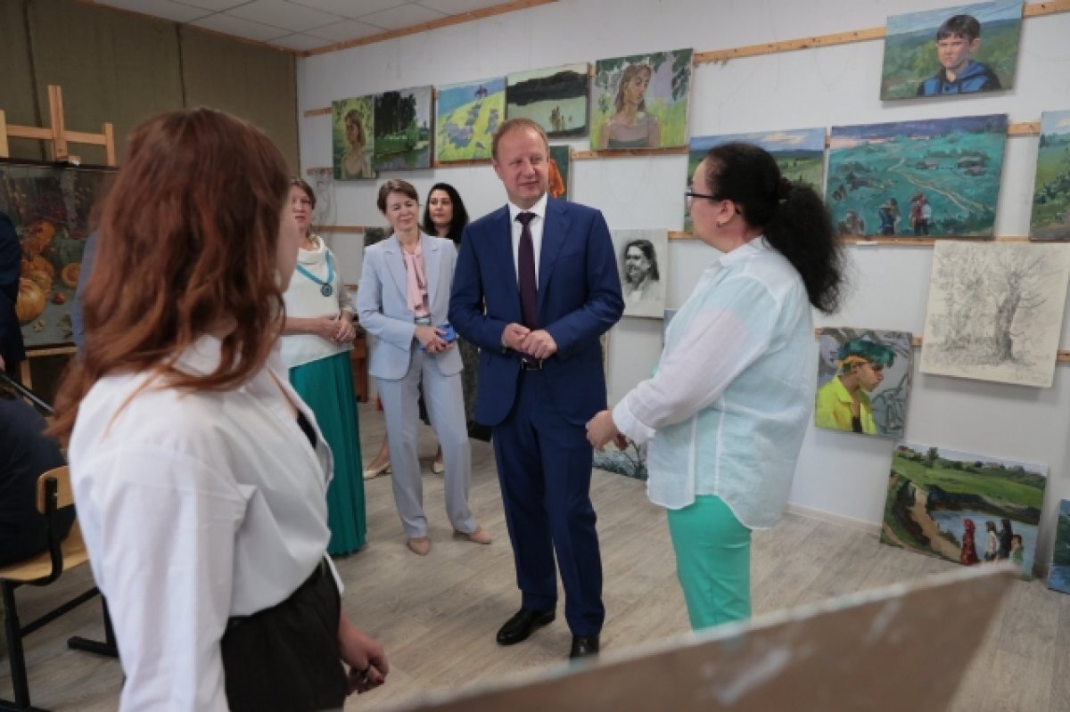    Губернатор Томенко 1 сентября побывал в нескольких учебных заведениях