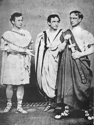 Три брата в спектакле "Юлий Цезарь" (источник: commons.wikimedia, общественное достояние)