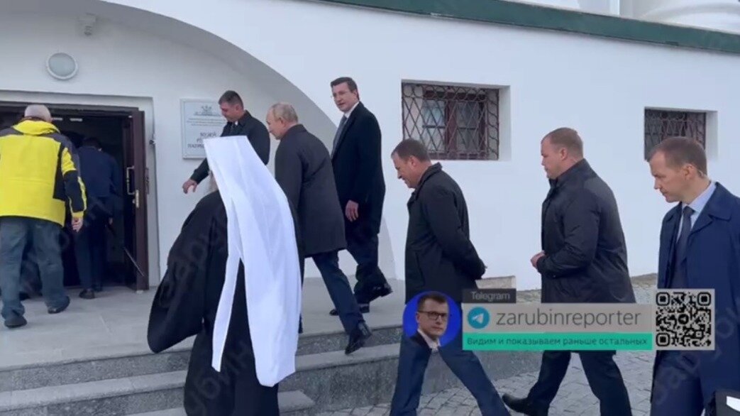     Президент РФ Владимир Путин вместе с губернатором Нижегородской области Глебом Никитиным посетил музей русского патриаршества в Арзамасе. Об этом написал журналист телеканала «Россия» Павел Зарубин в своем Telegram-канале.