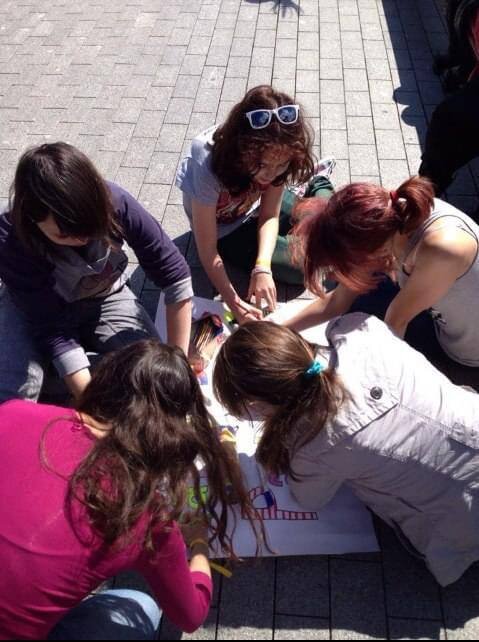 Она же, процесс создания поздравительного плаката