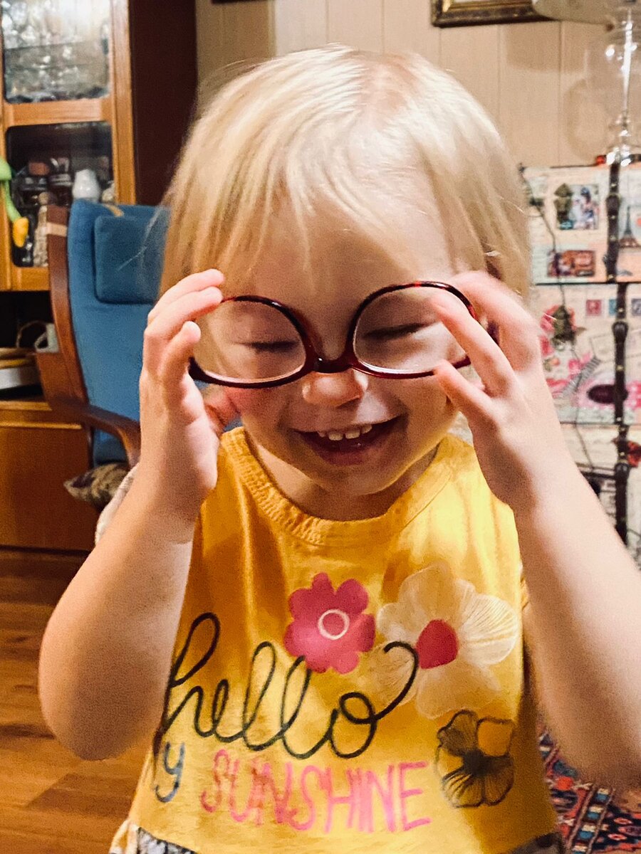 Любительница носить Бабушкины очки