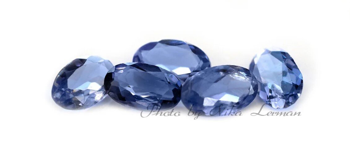 Автор Nika Lerman. Ссылка на сайт автора ниже  «Потрясающий и редкий иолит». Полюбуйтесь какой красивый камень. 