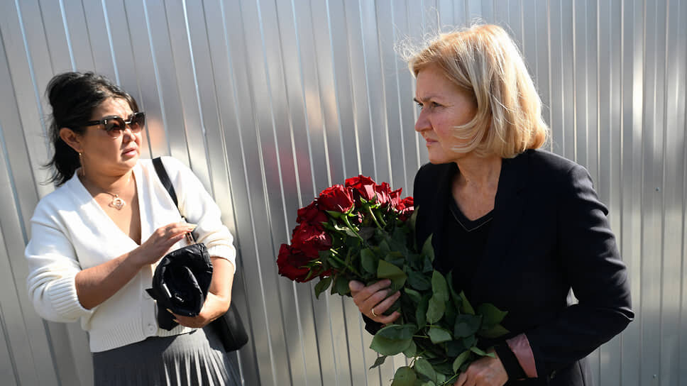    Зампредседателя правления Сбербанка Ольга Голодец (справа) перед началом траурного мероприятия Глеб Щелкунов/Коммерсантъ