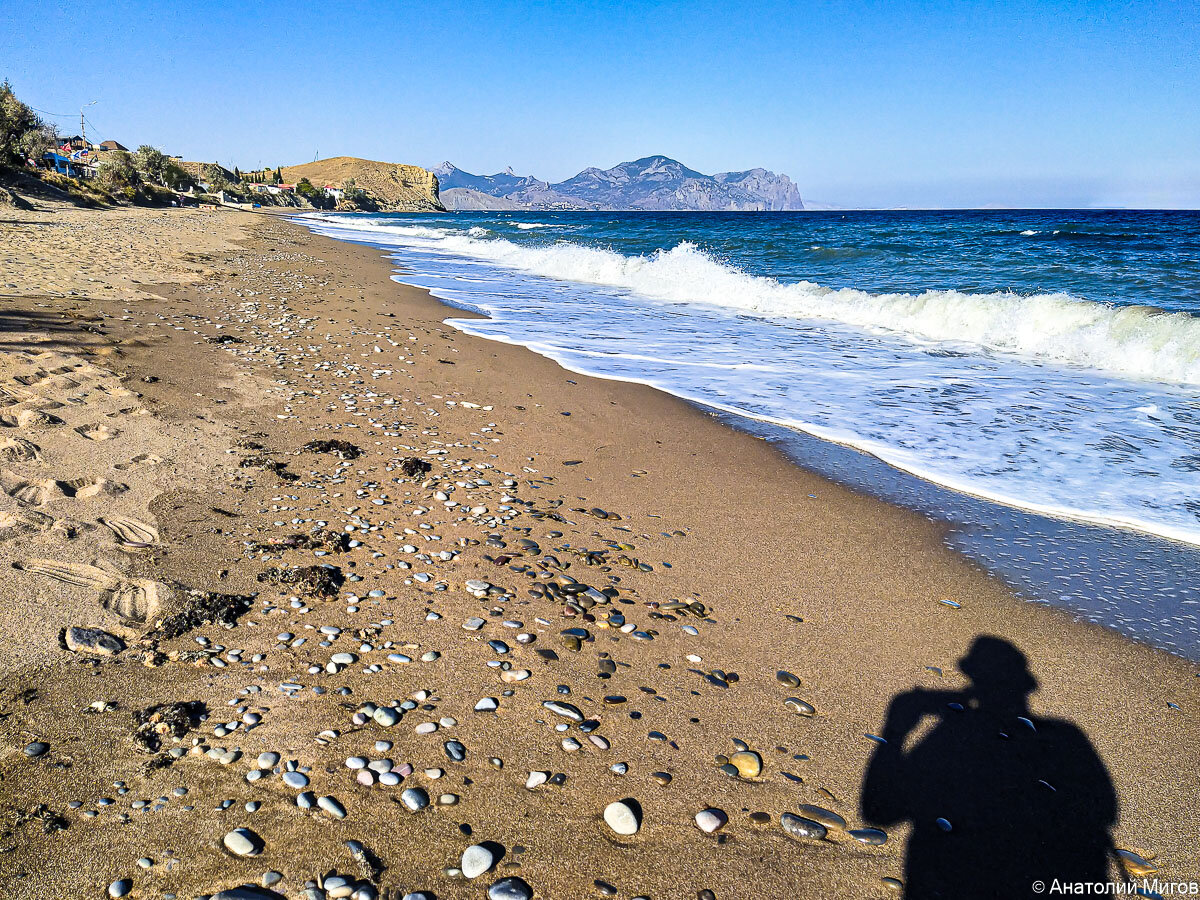 На часах 15.56, 20 сентября 2023 г. Температура воздуха +25, вода +23, а пляж пустой.