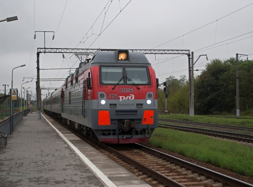 ЭП1М-725 (ТЧЭ-3 Россошь, ЮВЖД) с пассажирским поездом №495 Адлер-Кострома следует по станции Батайск (когда-то блокпост 5 км, вошедший в состав станции), снято 31 августа 2017 г.