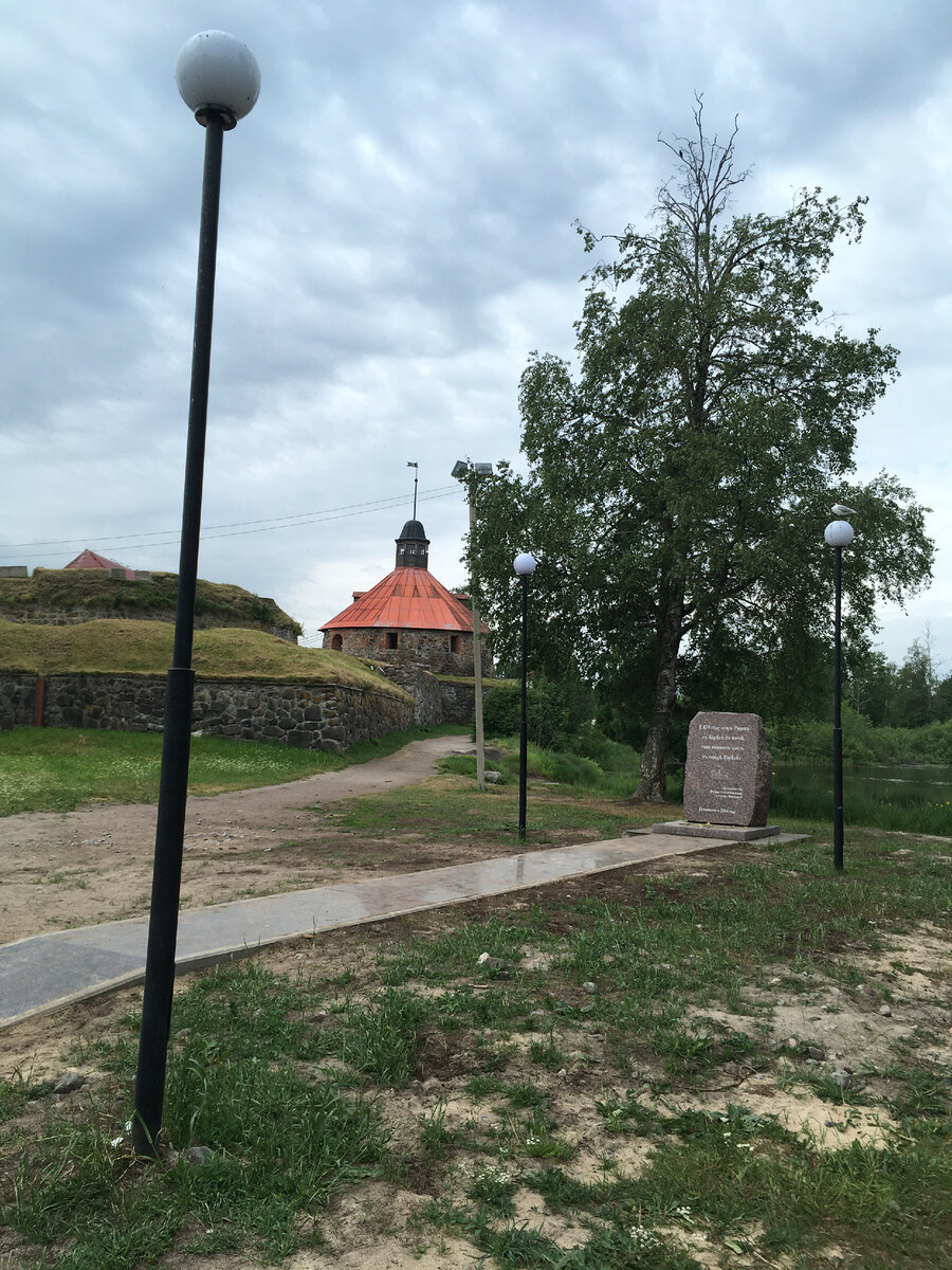 У стен крепости Корела