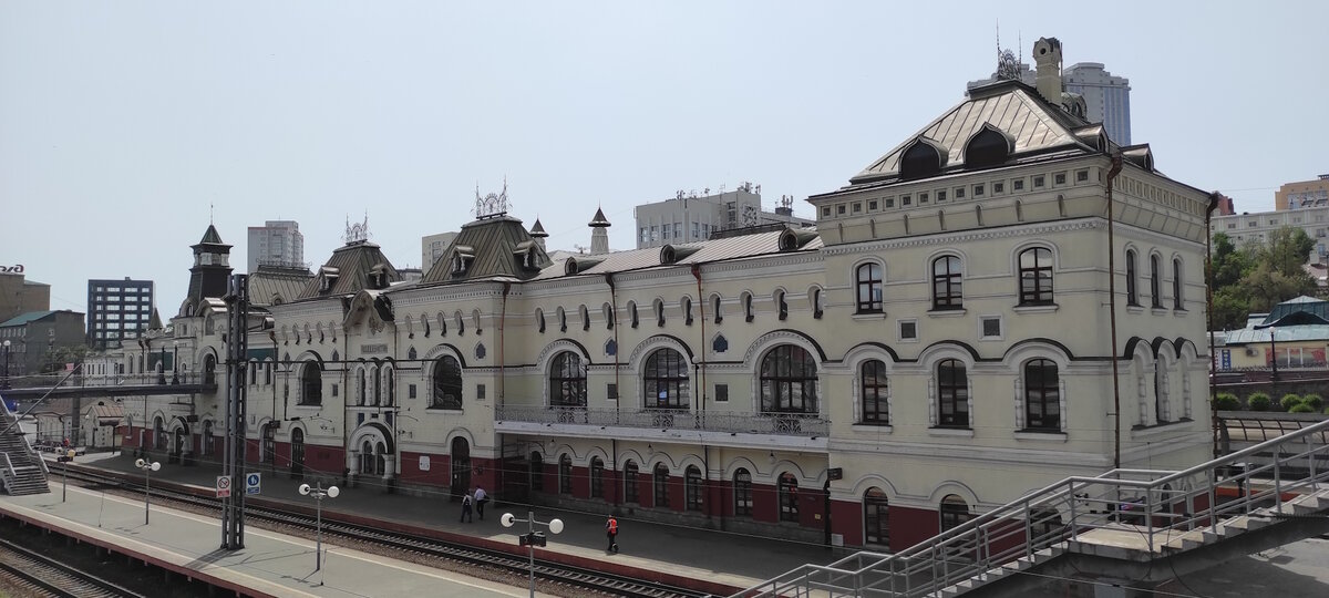 Владивосток вокзал улица алеутская. Вокзал владивосток фото. Здание жд вокзала владивосток. Старое здание ж. Железнодорожный вокзал, владивосток, алеутская улица.