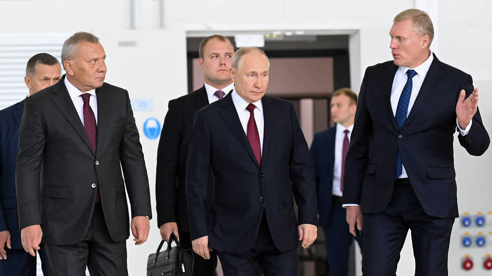 Фото: Дмитрий Азаров / Коммерсантъ📷Слева направо: зампредседателя правительства России — полномочный представитель президента России в Дальневосточном Федеральном округе Юрий Трутнев, генеральный директор «Роскосмоса» Юрий Борисов, президент России Владимир Путин (второй справа) и генеральный директор ЦЭНКИ Николай Нестечук (справа) во время осмотра космодрома «Восточный» в сентябре 2023 года