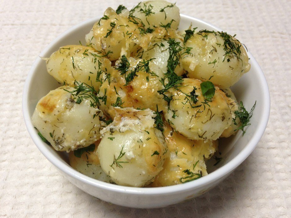 Рецепт картофеля с сыром и соусом из сметаны и чеснока