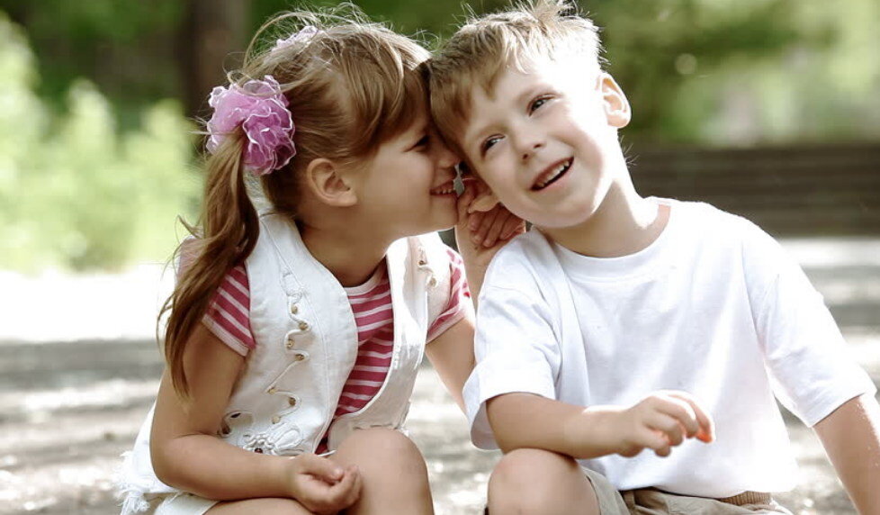 Мальчик девочка нежность. Детская влюбленность. Любовь к ребенку. Жизнь детской любви. Маленькие дети любовь.