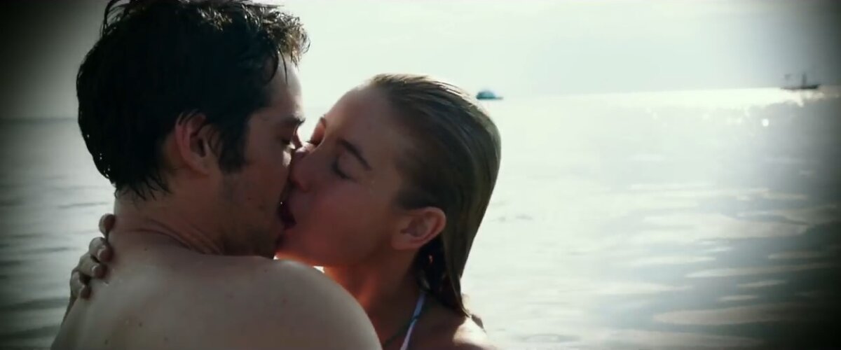  Rapp và vợ sắp cưới hôn nhau trên bãi biển trước khi có thảm sát