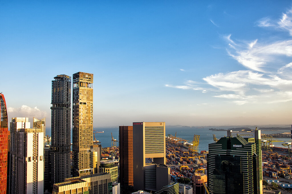  1. Вид на порт Tandjong Pagar в закатном свете.