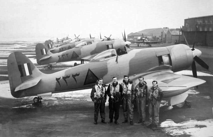 Британские летчики в Англии перед четверкой первых иракских Hawker Fury. На трех самолетах видны номера - «233», «232» и «231».