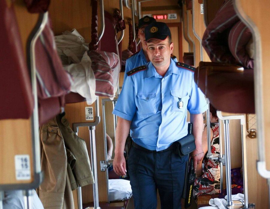 полиция на железнодорожном транспорте. транспортная полиция в поезде. полиция в поезде. транспортная полиция в поезде. транспортная полиция.
