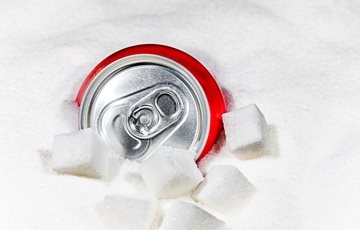 В  банке обычной колы содержится 39 граммов  сахара, что составляет около 10 чайных ложок сахара