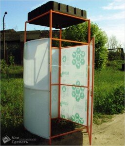 Данная конструкция изготавливается из металла и может быть расположена на любом участке дачи, даже в огороде. В знойный день под таким душем можно освежиться, при этом лишняя влага совсем не помешает посаженным овощам. Душ-стойка возводится без ограждения, но нужно учитывать, что его невозможно соорудить без водопровода с хорошим давлением воды.