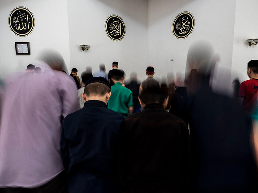 Утренняя молитва в школьной мечети