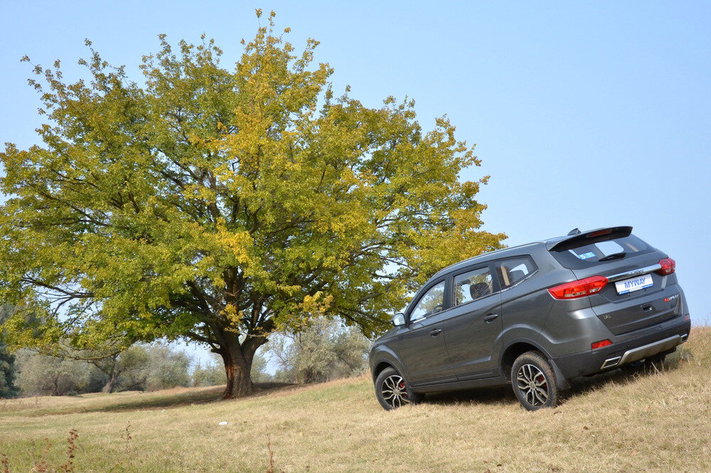 А  вот сзади Lifan напоминает скорее компактвен. Корма очень грузная, а  сама машина кажется узкой и высокой. Спортивная тема продолжается в виде  имитации диффузора и трапециевидных патрубков выпуска. Зато есть   удобная ручка у крышки багажника, а сама она высоко поднимается.   